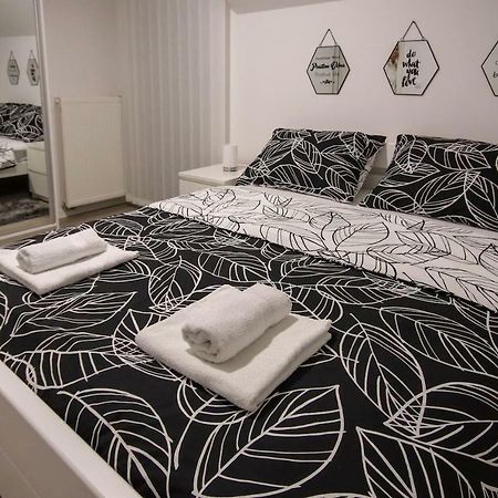 Apartman F&F โอโทชาส ภายนอก รูปภาพ
