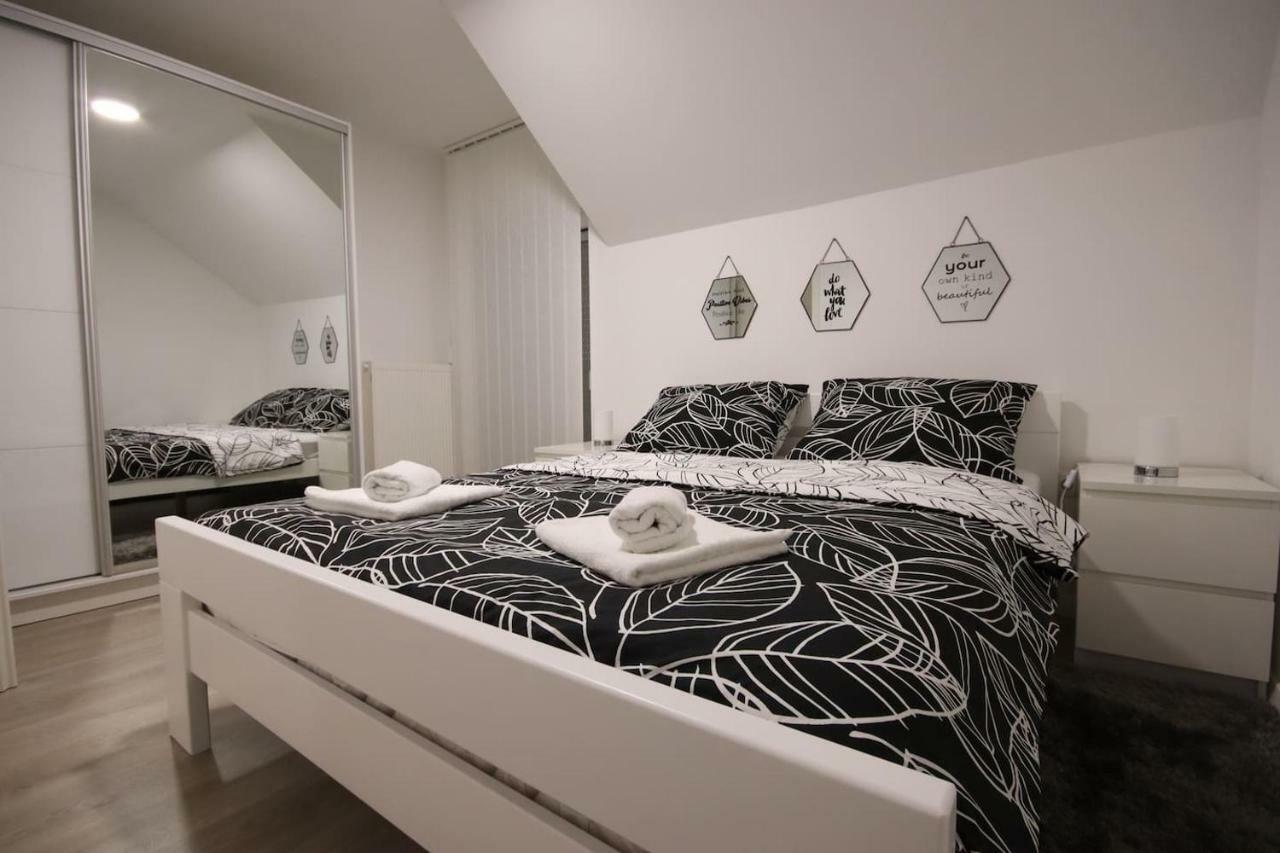 Apartman F&F โอโทชาส ภายนอก รูปภาพ